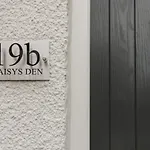 Daisy's Den Apartment