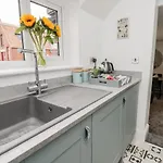 Daisy's Den וויטבי